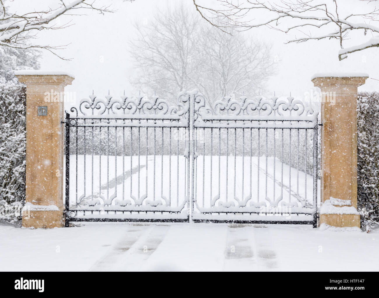 Gate e guidare a casa in una tempesta di neve Foto Stock