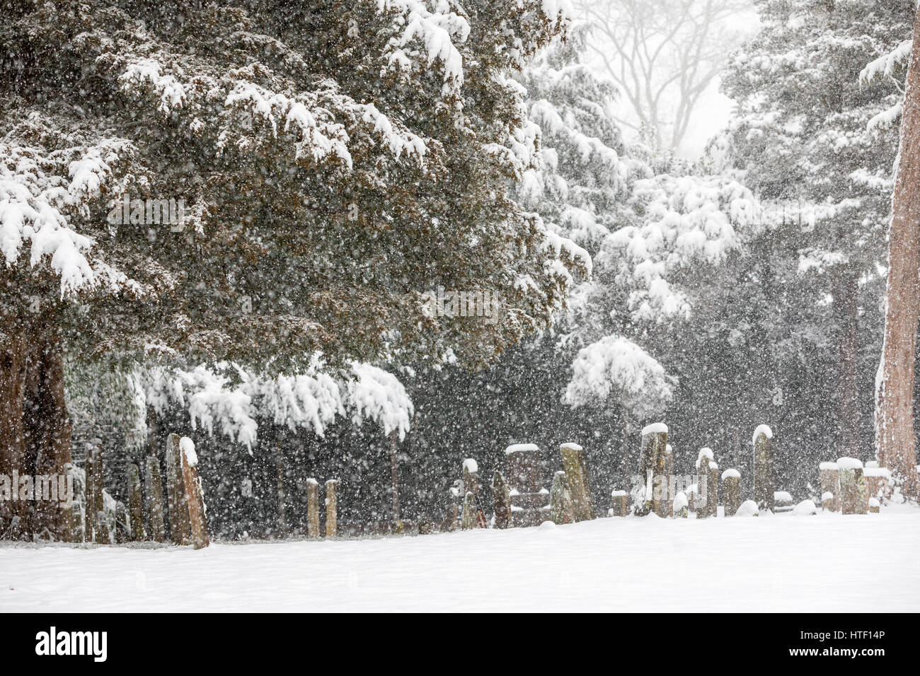 Il vecchio cimitero di famiglia in una tempesta di neve Foto Stock