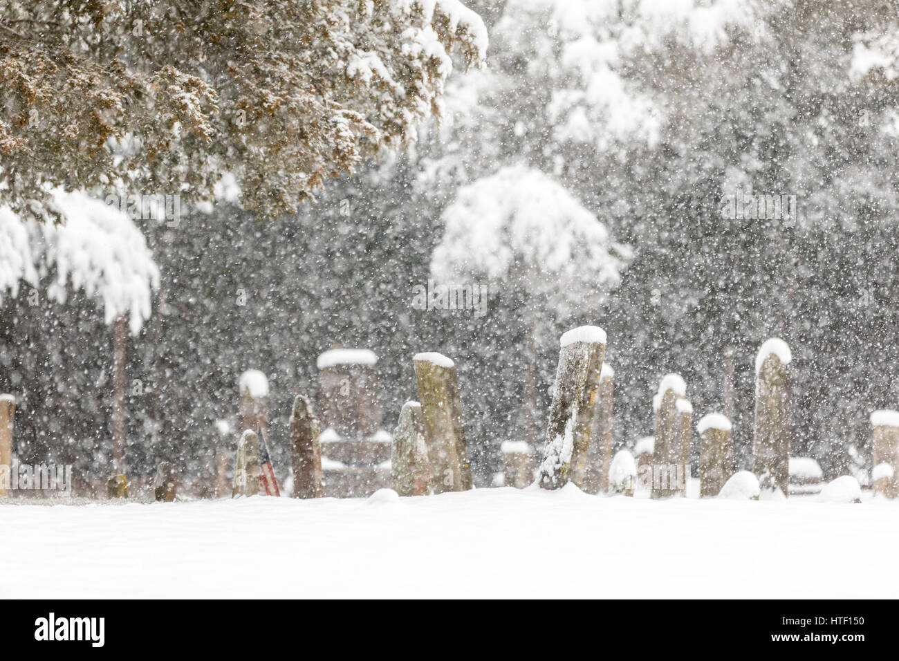 Il vecchio cimitero di famiglia in una tempesta di neve Foto Stock