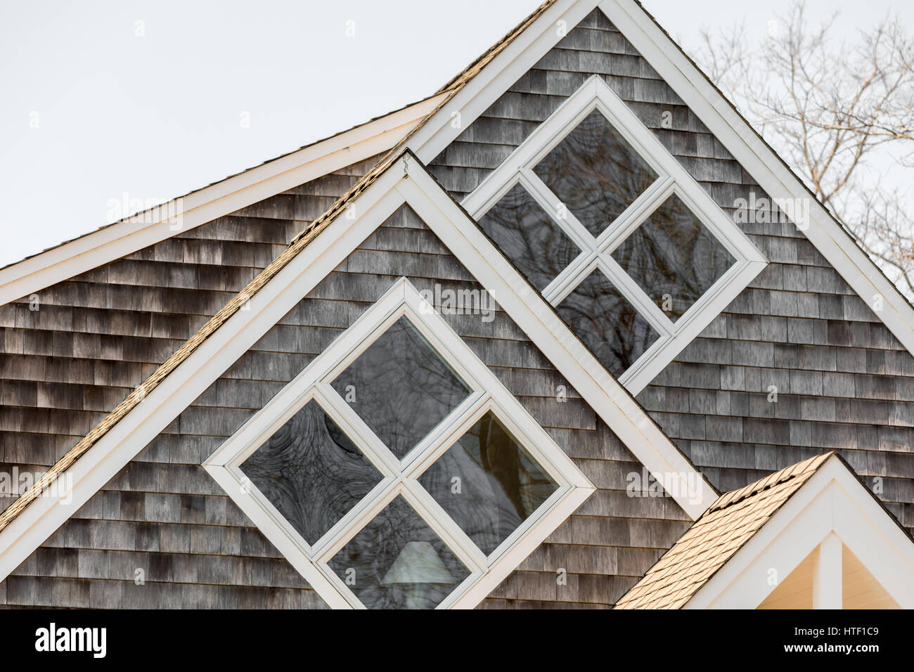 Due finestre quadrate con quattro riquadri ciascuno su una casa Foto Stock