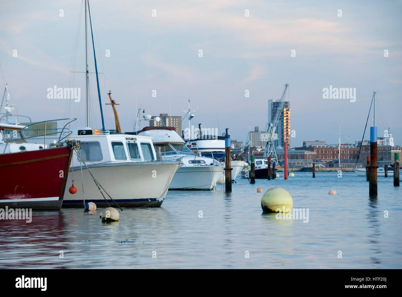 Gosport, Hants UK - 25 dic. 2014: barche ormeggiate a Gosport & Portsmouth Porto il 25 Dic a Gosport, Regno Unito Foto Stock