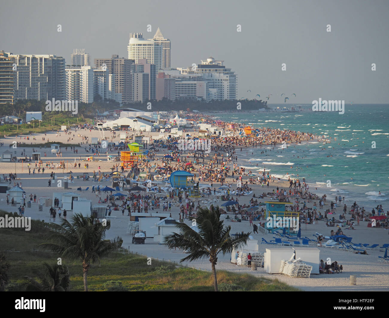 Affollata South Miami Beach in una domenica d'inverno. Foto Stock