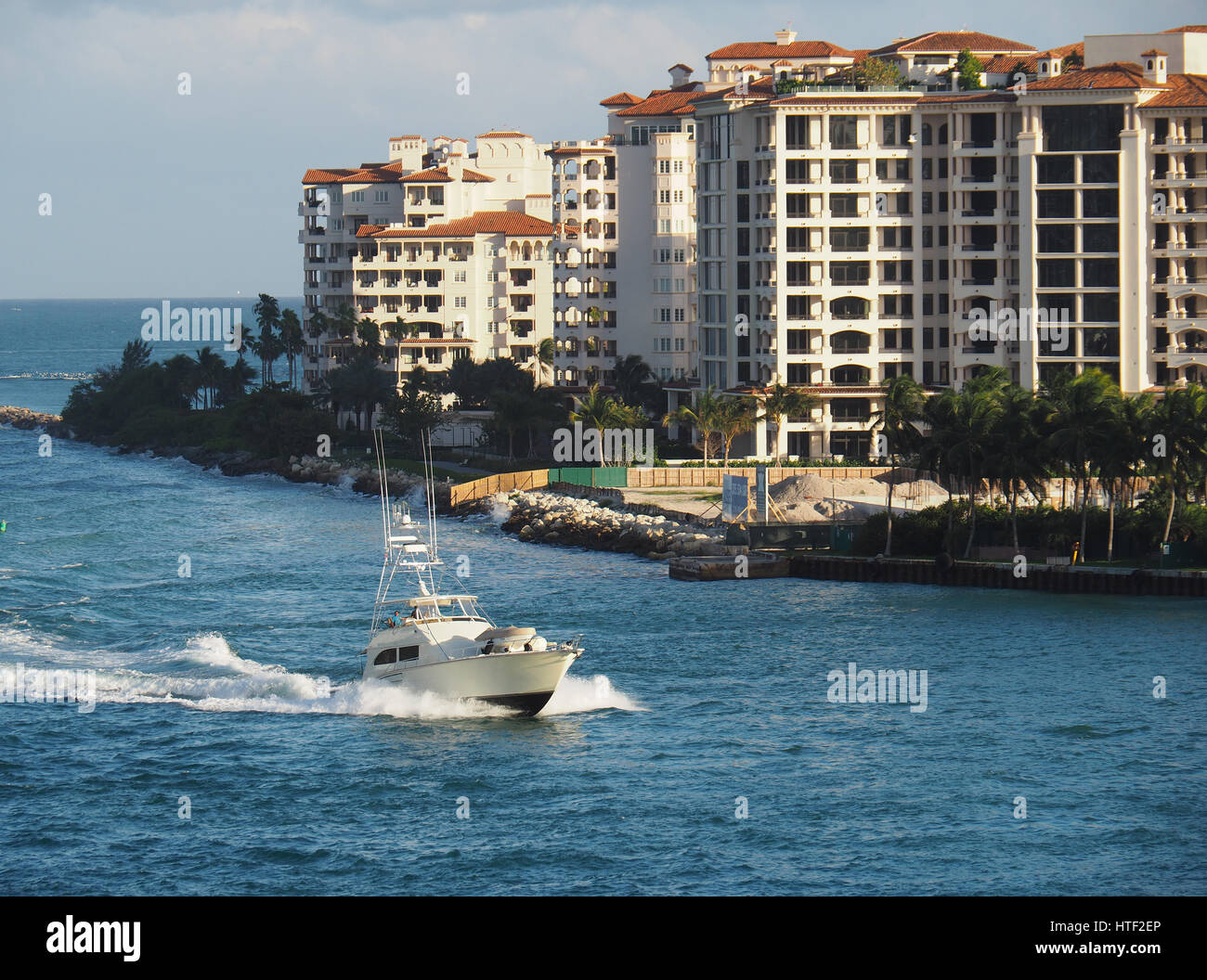 Yacht passando Fisher Island condos al Porto di Miami. Foto Stock