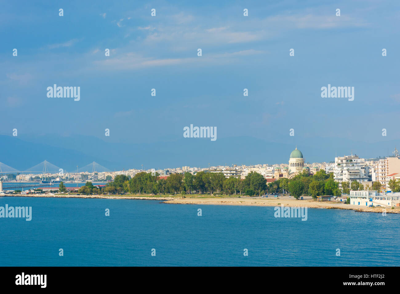 Abstract e turismo concettuale, panoramica di Patrasso, la città del Peloponneso, regione della Grecia. Con la cupola della basilica di Sant'Andrea Ap Foto Stock