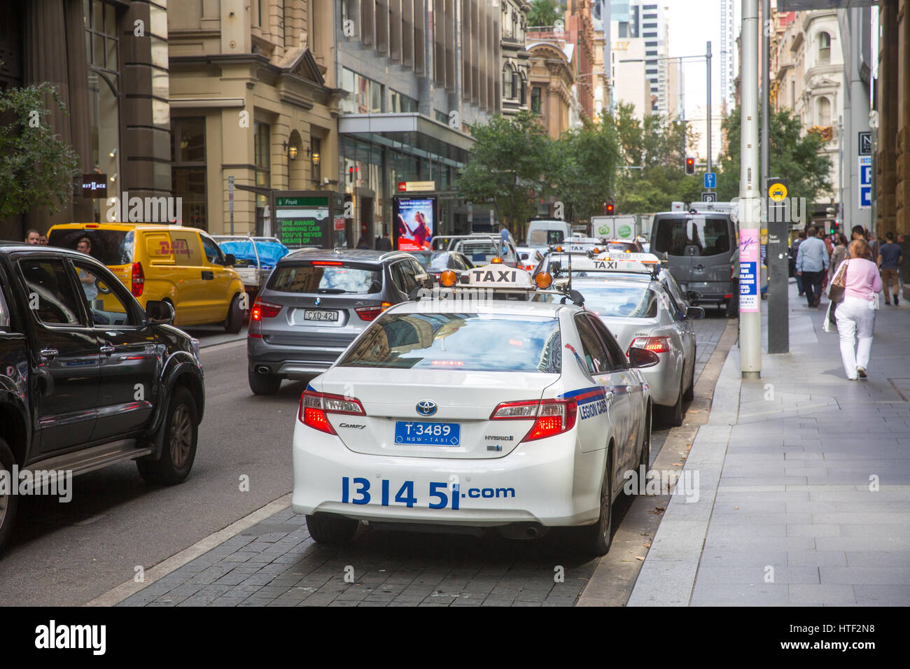 Taxi australiani disponibili per il noleggio nel centro di Sydney presso una stazione di taxi in Pitt Street, NSW, Australia Foto Stock