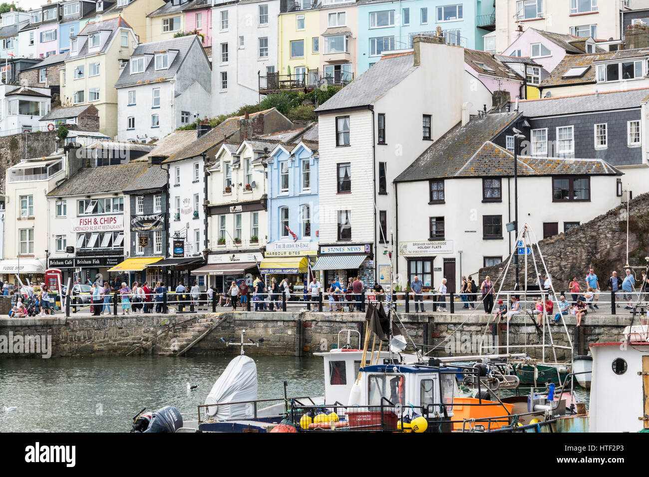 I turisti a Brixham Harbour nel Devon, Regno Unito Foto Stock