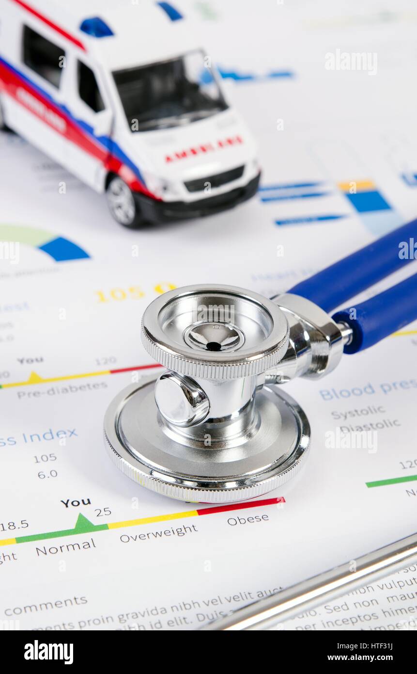 Condizioni di salute rapporto sul punteggio. Uno stetoscopio in background medico con ambulanza composizione giocattolo. Foto Stock