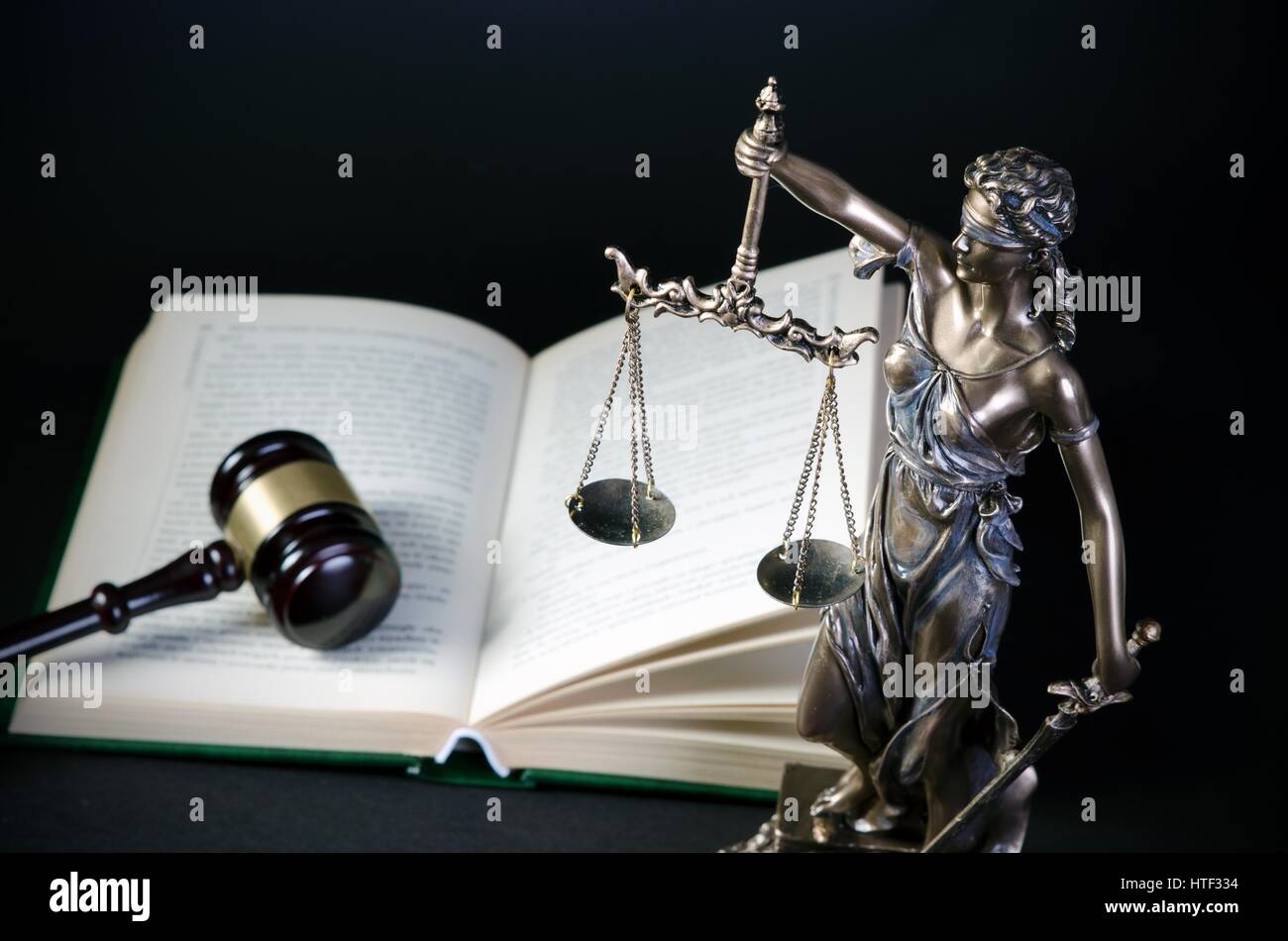 Il concetto di legge con Themis, simbolo di giustizia. legge avvocato giustizia themis avvocato scala libro giuridica nozione Foto Stock