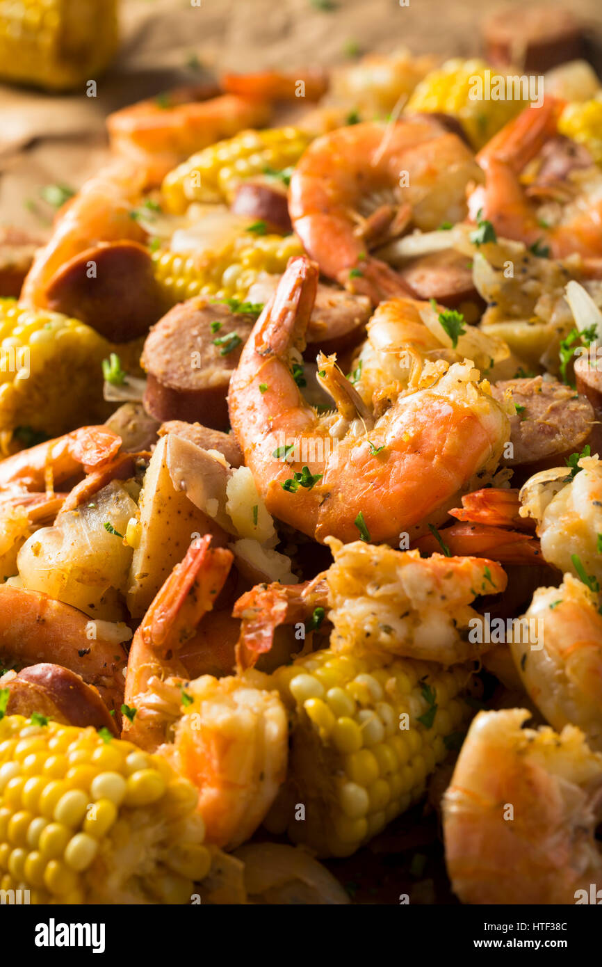 In casa tradizionale Cajun Shrimp bollire con salsiccia di patata e di mais Foto Stock