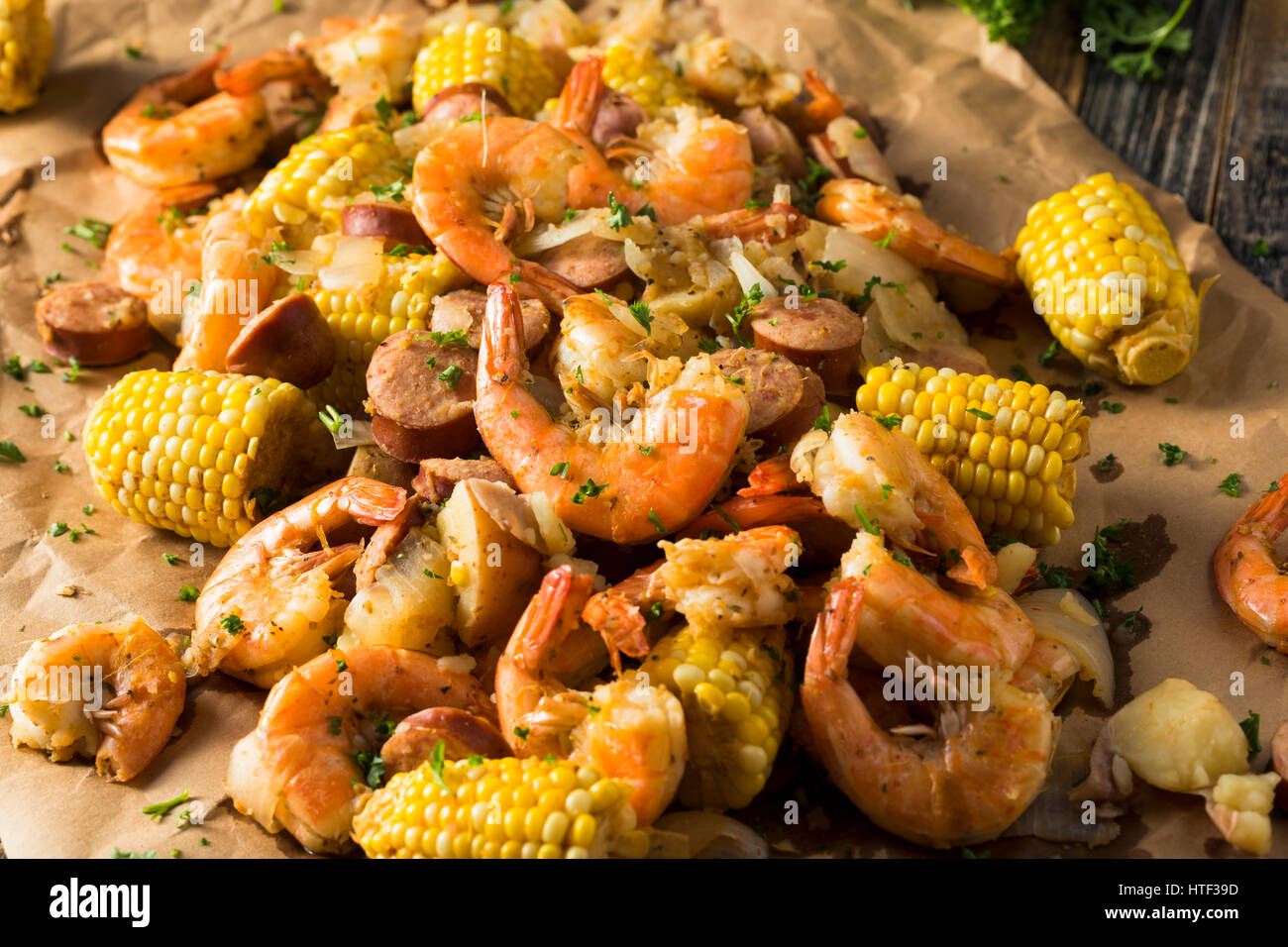 In casa tradizionale Cajun Shrimp bollire con salsiccia di patata e di mais Foto Stock
