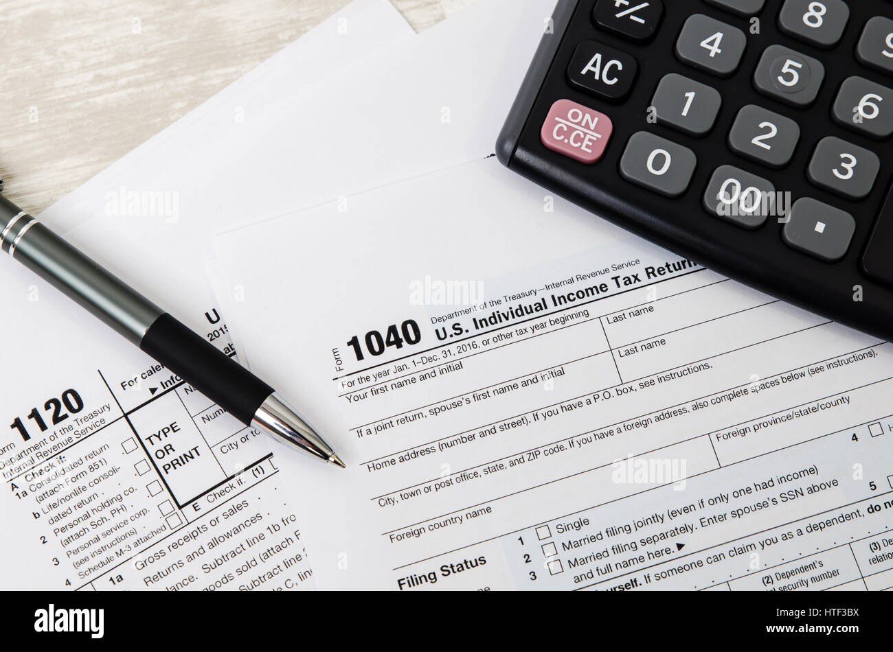 Noi forma fiscale 1040 con penna e calcolatrice. forma fiscale legge documento usa white matematica il concetto di business Foto Stock