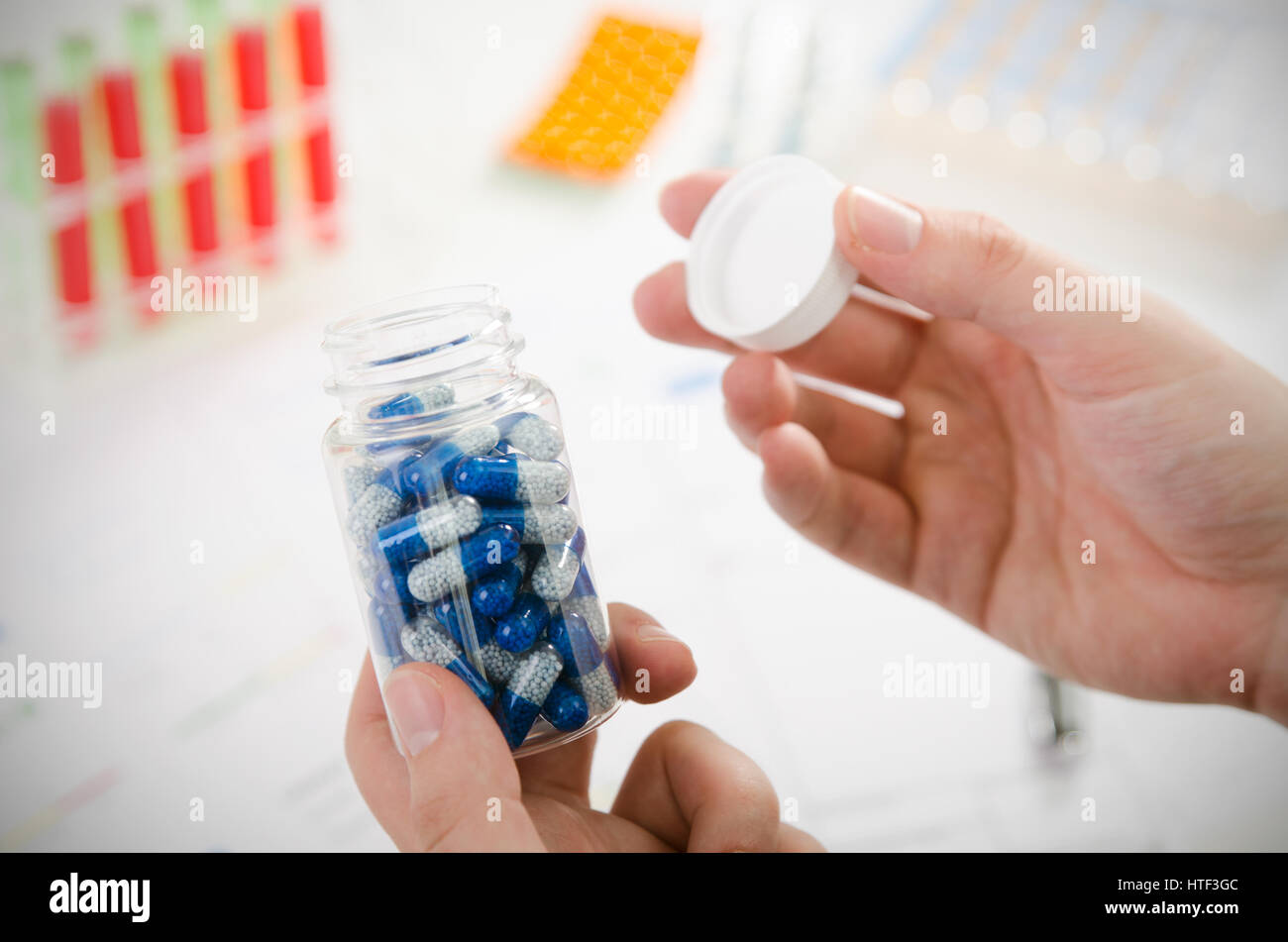 Persona apre una bottiglia di farmaci. pillola Bottiglia Capsula medicina medico sanitario del paziente il concetto di trattamento Foto Stock