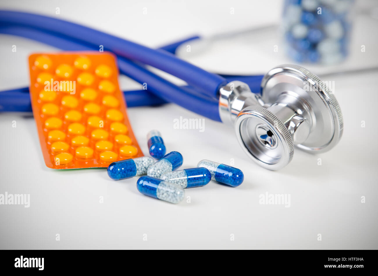 Farmaco su uno sfondo bianco. farmaco medicina pillola health care stetoscopio concetto farmaceutica Foto Stock
