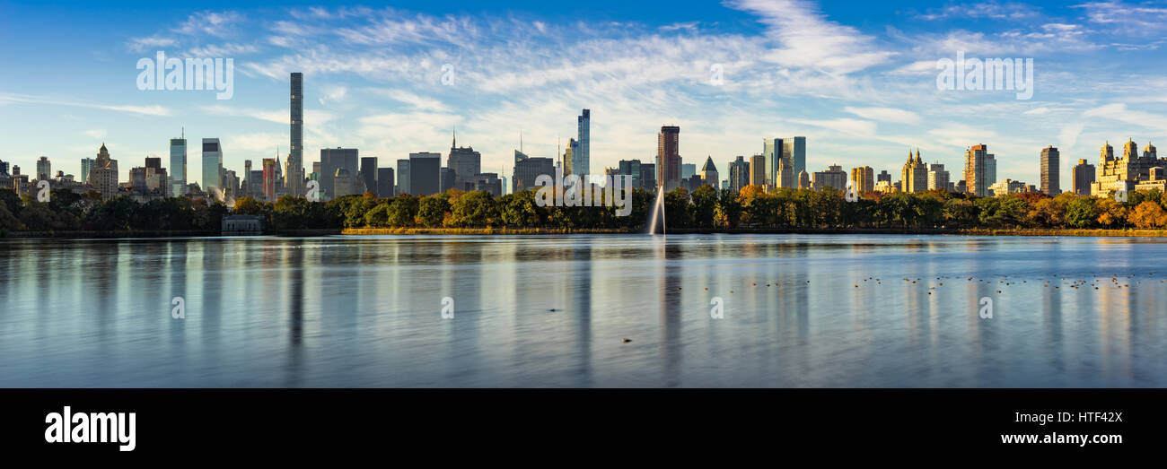 Mattina vista panoramica del Parco Centrale di serbatoio e Midtown Manhattan grattacieli in caduta. La città di New York Foto Stock