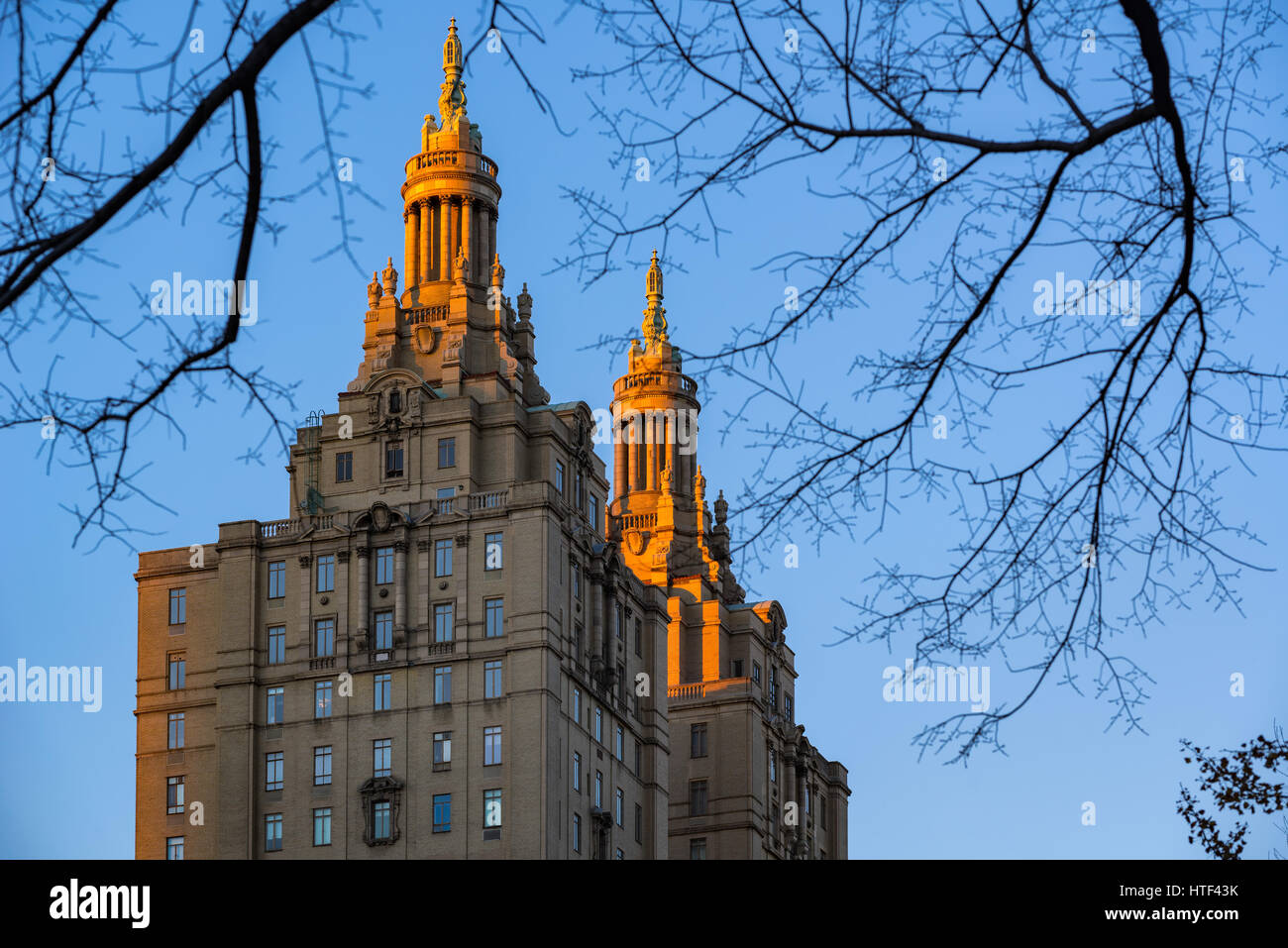 Ultima luce del tramonto sulle due torri di San Remo appartamento edificio. Central Park West, Upper West Side di Manhattan, New York City Foto Stock