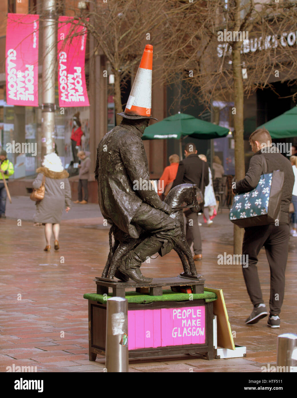 Glasgow City cityscape scena di strada a piedi statua vivente cone head duca di Wellington statua Foto Stock