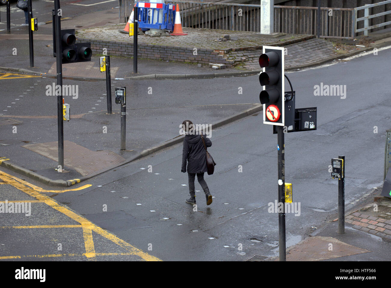 Glasgow City cityscape scena di strada strada di attraversamento al semaforo giovane ragazzo Foto Stock