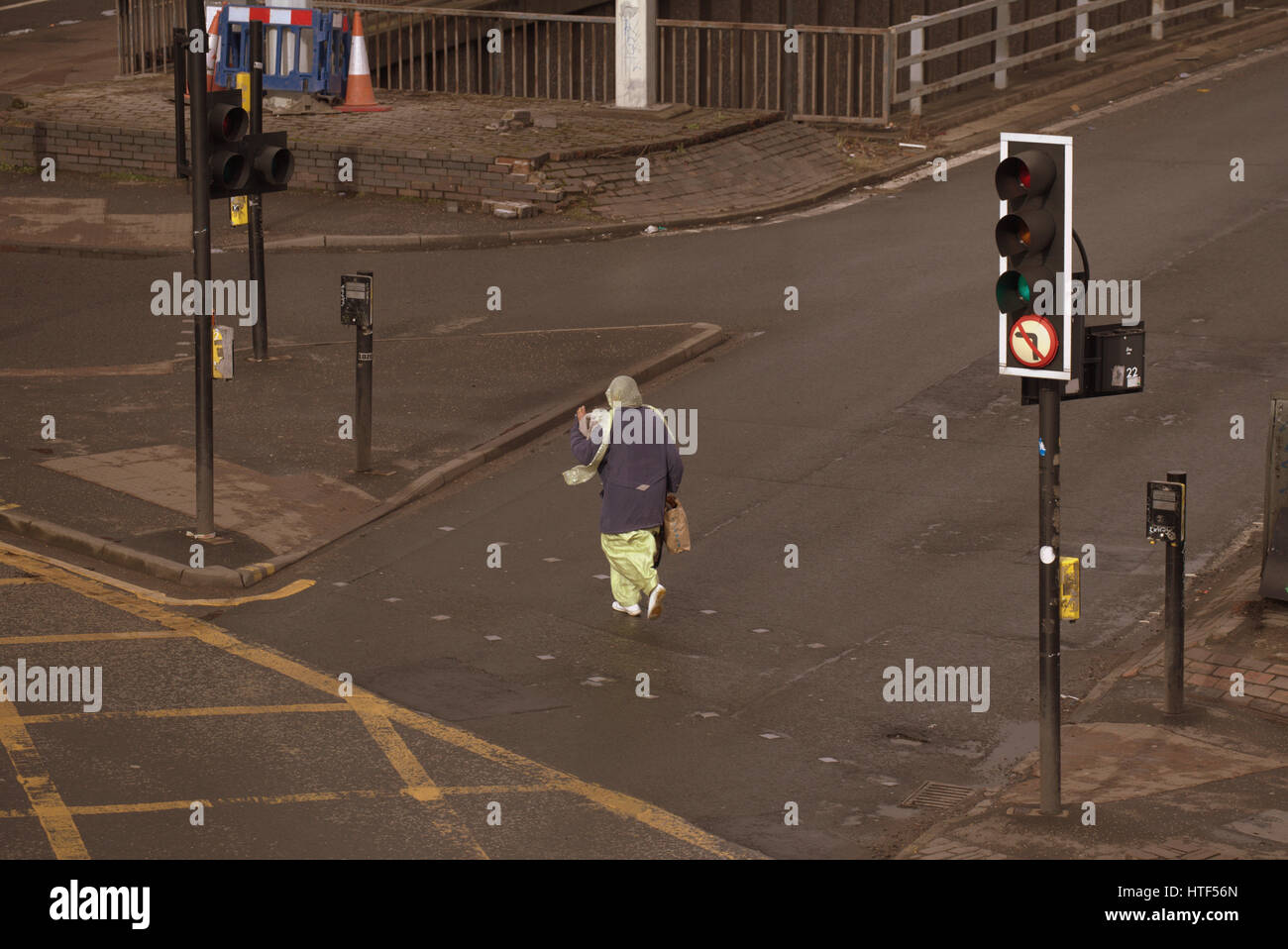 Glasgow City cityscape scena di strada strada di attraversamento al semaforo Asian indossa hijab sciarpa Foto Stock