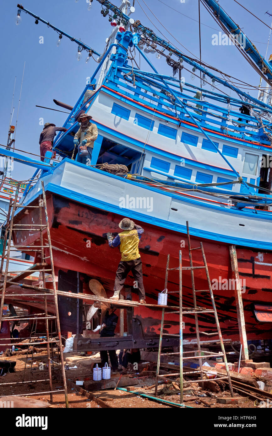 Boat Yard Thailandia, commerciale barca da pesca di riparazione e ristrutturazione cantiere. Na Klua, Pattaya, Thailandia. Foto Stock