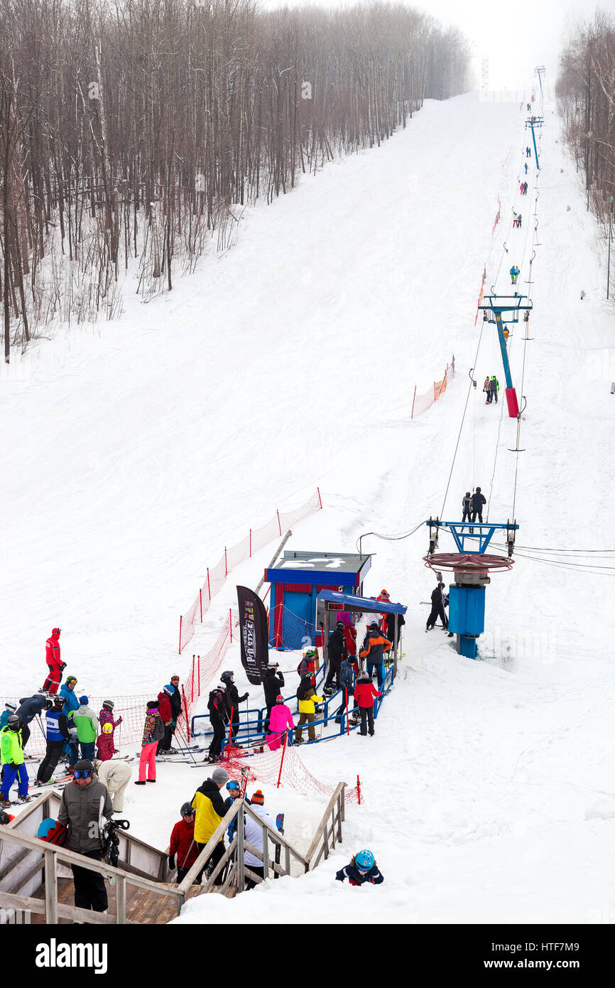 SAMARA, Russia - 5 Marzo 2017: Ski lift in 'Krasnaya Glinka' mountain ski resort in inverno giornata soleggiata a Samara, Russia Foto Stock