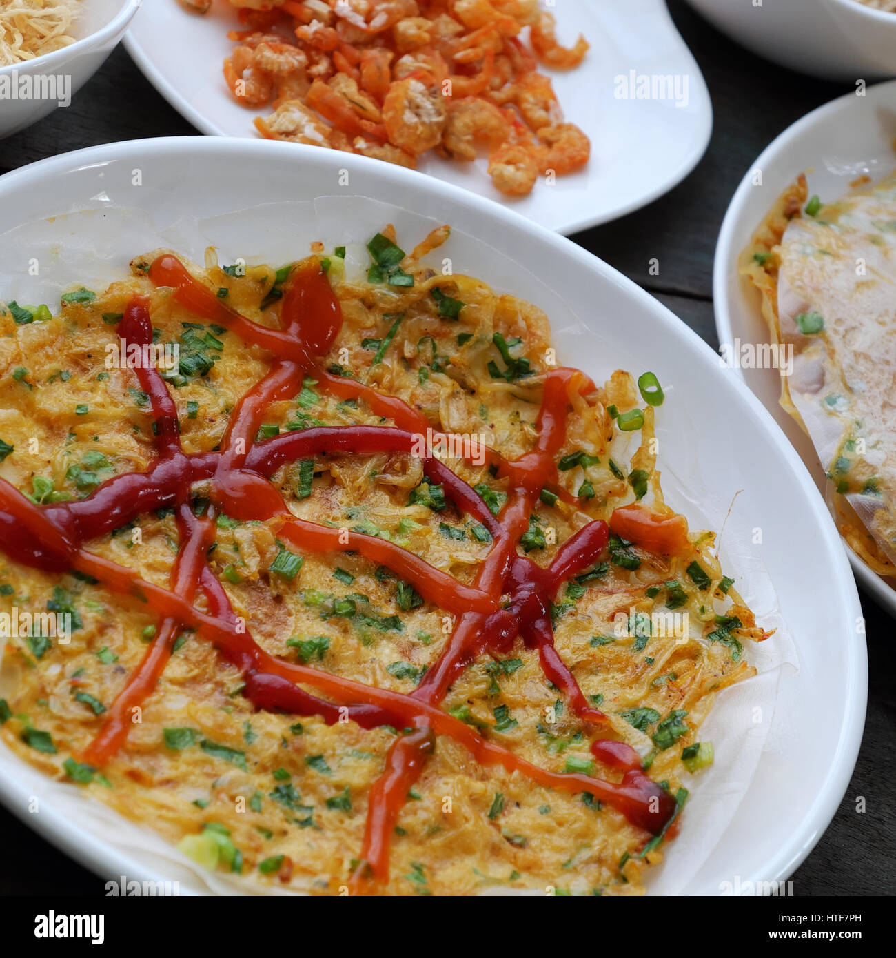 Vietnamese street food, carta in rotoli di riso, famoso snack di