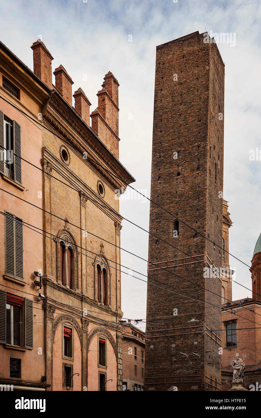 Immagine della Torre Garisenda, una delle torri pendente di Bologna, Italia. Foto Stock