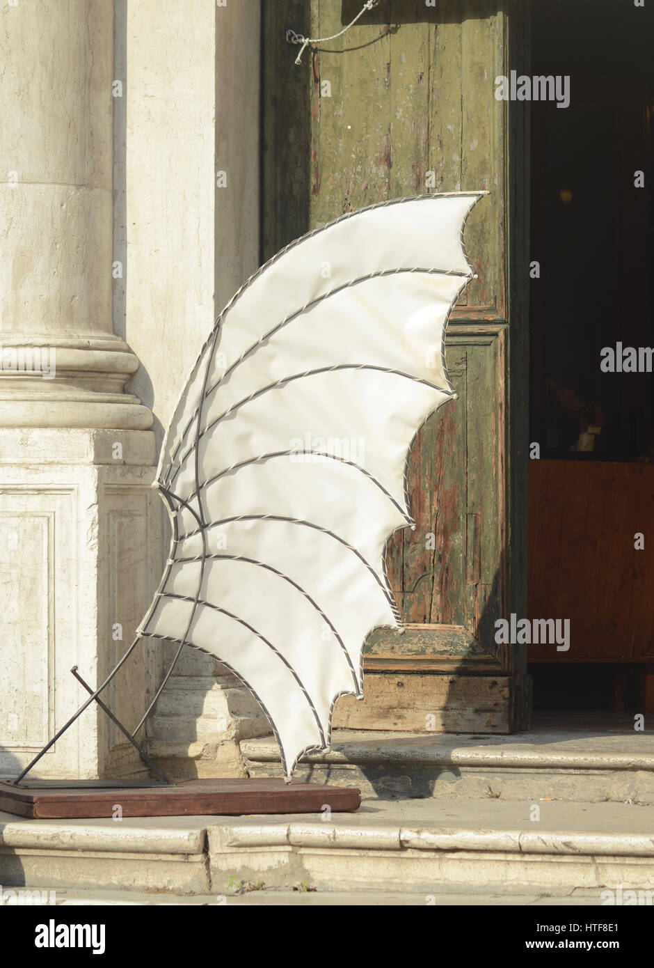 Un modello bianco angelo ala al di fuori di un edificio a Venezia Foto Stock