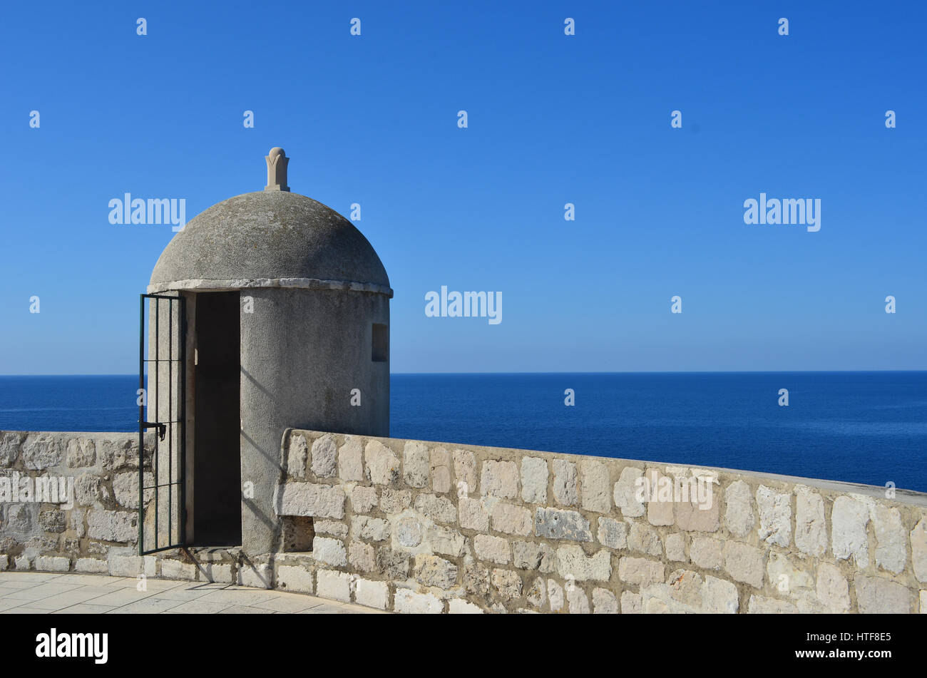 Un modello bianco angelo ala al di fuori di un edificio a Venezia Foto Stock