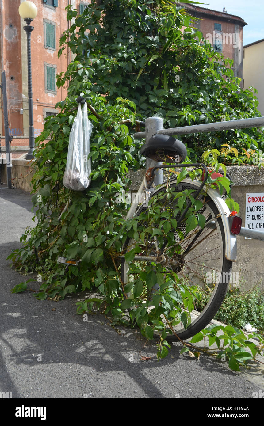Un modello bianco angelo ala al di fuori di un edificio a Venezia Foto Stock