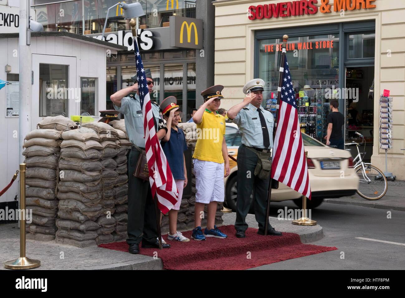 I turisti aventi le loro fotografie scattate al Checkpoint Charlie, Berlin, Germania Foto Stock