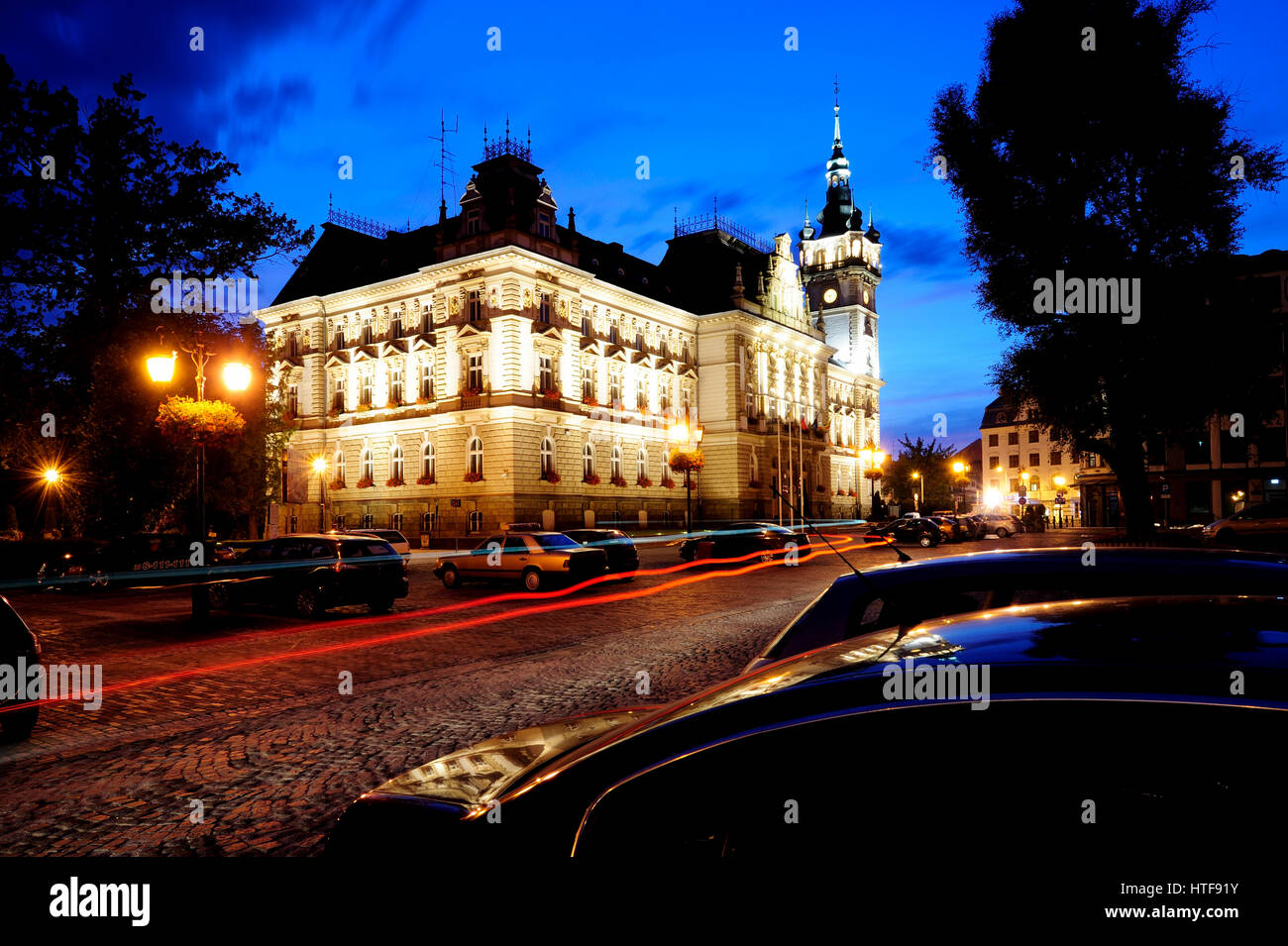 Bielsko-Biala, Polska, città, paesaggio urbano, orologio, centro, europa, sera, sala, illuminata, Landmark, notte, vecchio, all'aperto, Polonia, slaskie, Foto Stock