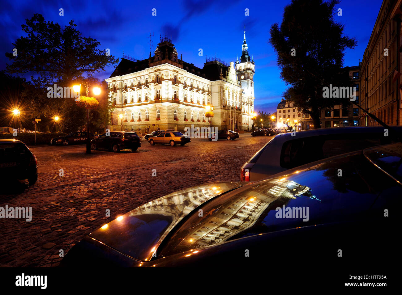 Bielsko-Biala, Polska, città, paesaggio urbano, orologio, centro, europa, sera, sala, illuminata, landmark, night, old, outdoors, polonia, slaskie, Foto Stock