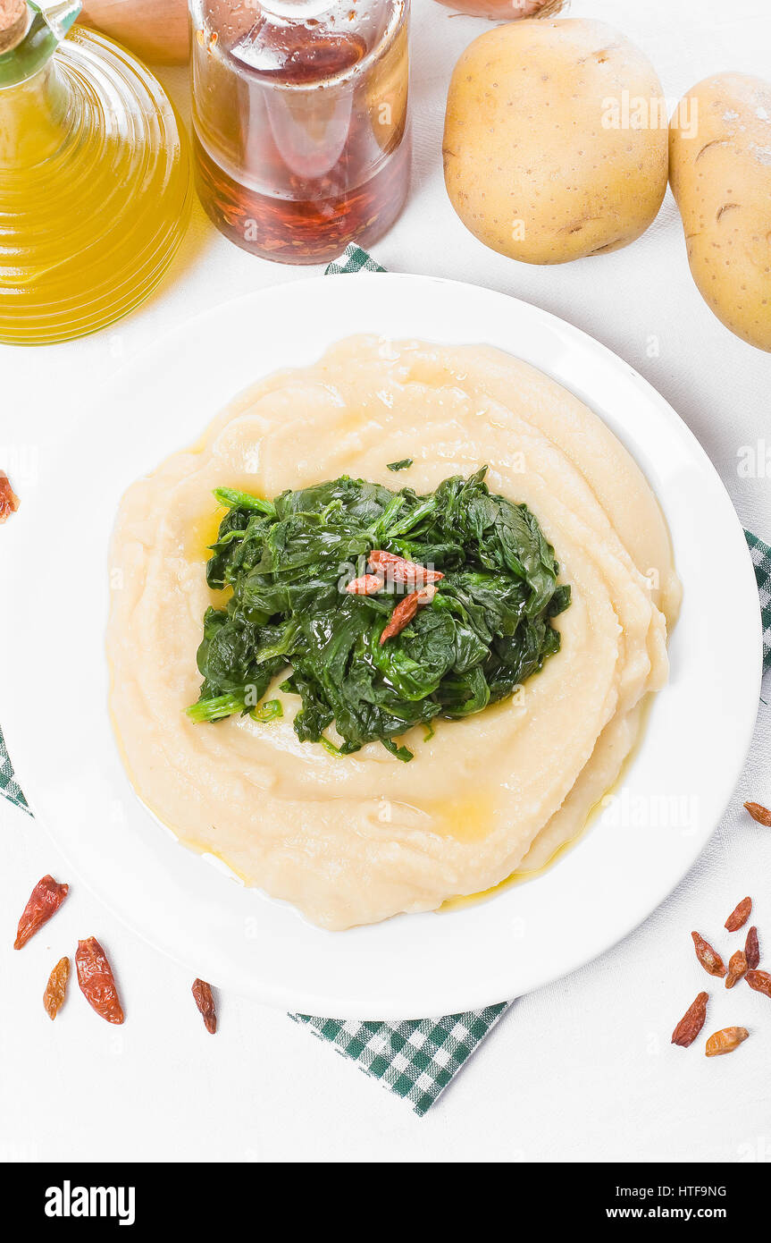 Fava purea di spinaci. Purè di fave e spinaci. Foto Stock