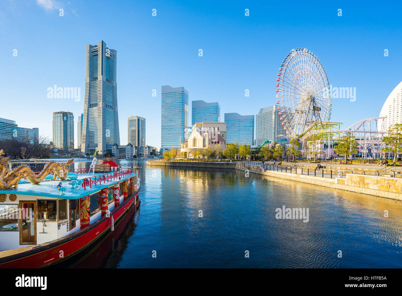 Città di Yokohama e sullo skyline della città di Yokohama al tramonto, Giappone. Foto Stock