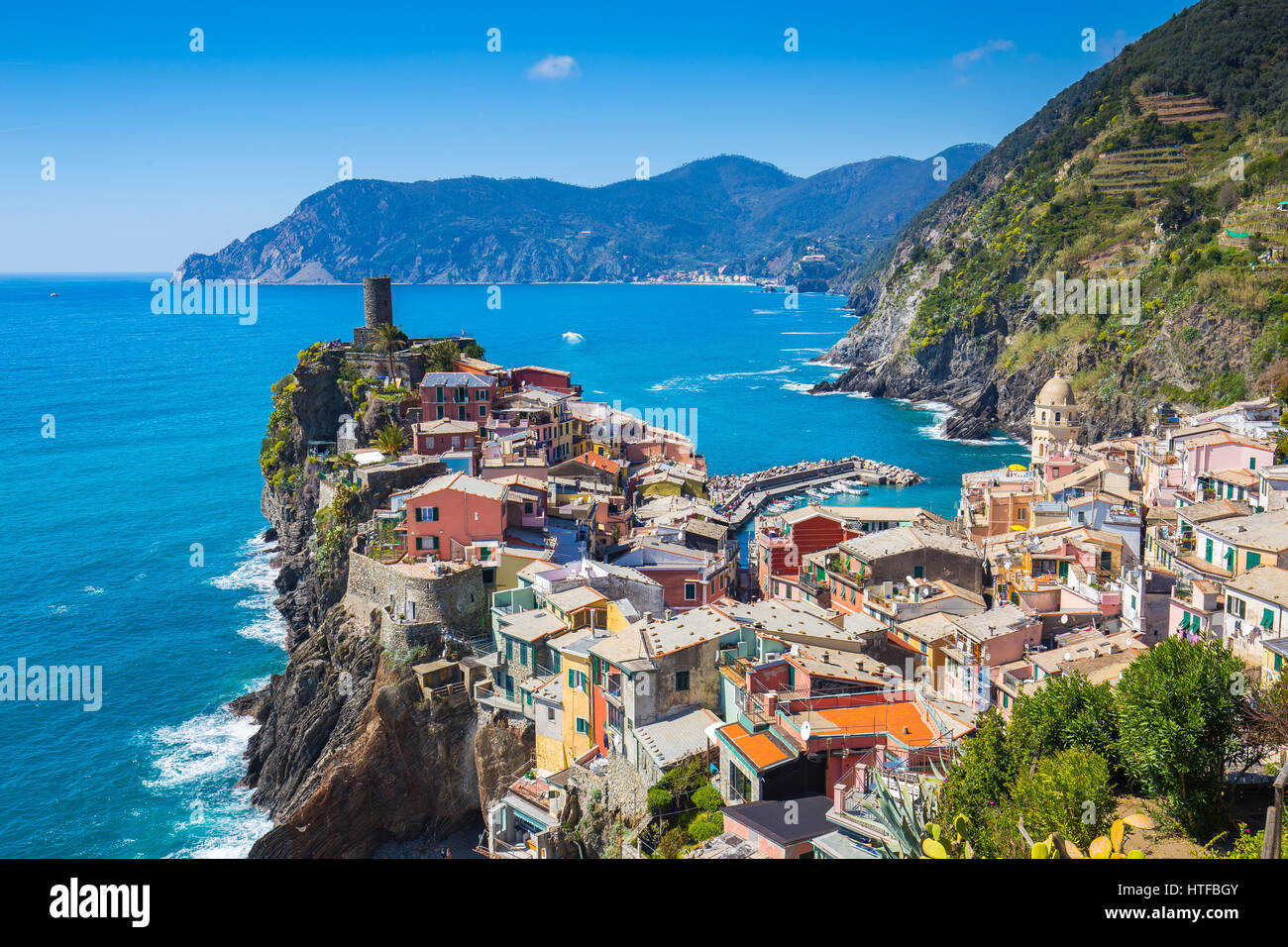 Vernazza uno dei cinque famoso villaggio in Cinque Terre, Italia. Foto Stock