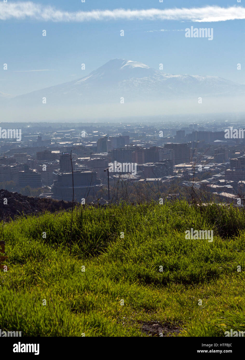 Vista della coperta di neve montagna Ararat dall'Armenia. Foto Stock