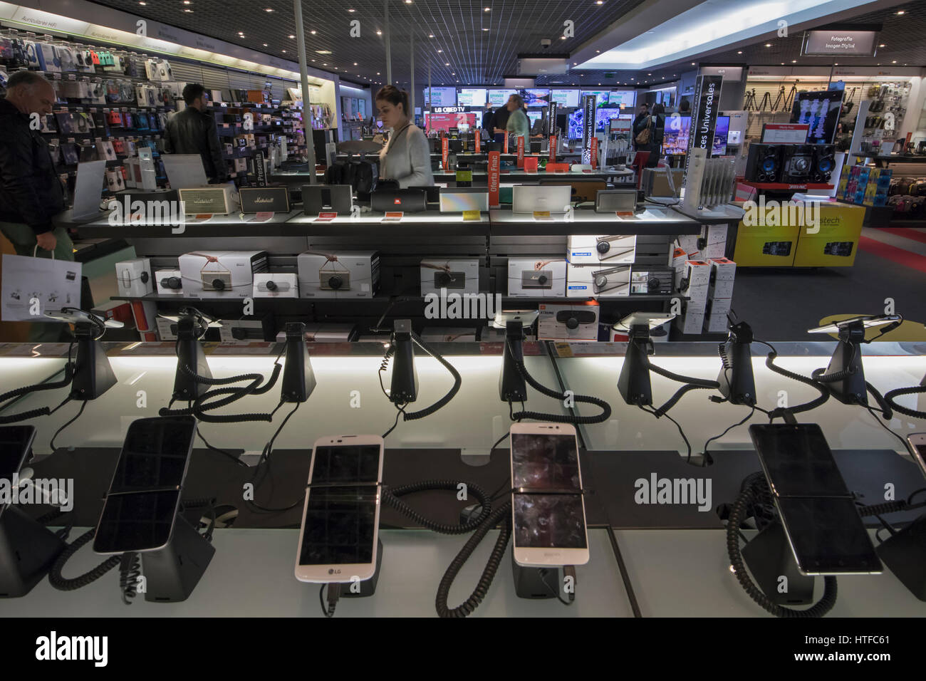 Marbella Costa del Sol, provincia di Malaga, Andalusia, Spagna meridionale. I telefoni cellulari e altri dispositivi elettronici per la gestione di merci in vendita in FNAC department store in Foto Stock
