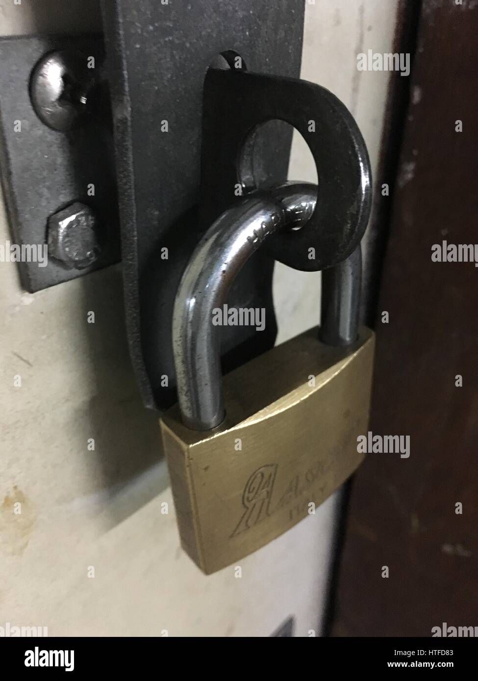 Bloccare o cadenas bloccaggio di una maniglia della porta Foto Stock