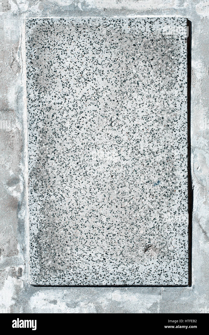 Vuoto piastra di pietra su un muro di cemento Foto Stock