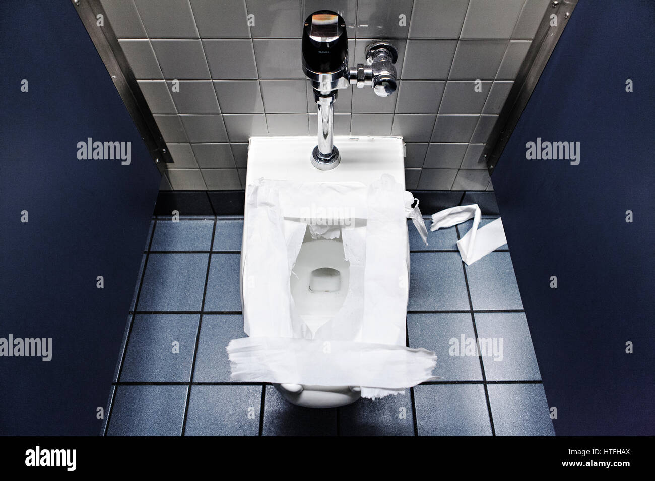 Wc pubblico sede coperta con carta. Foto Stock