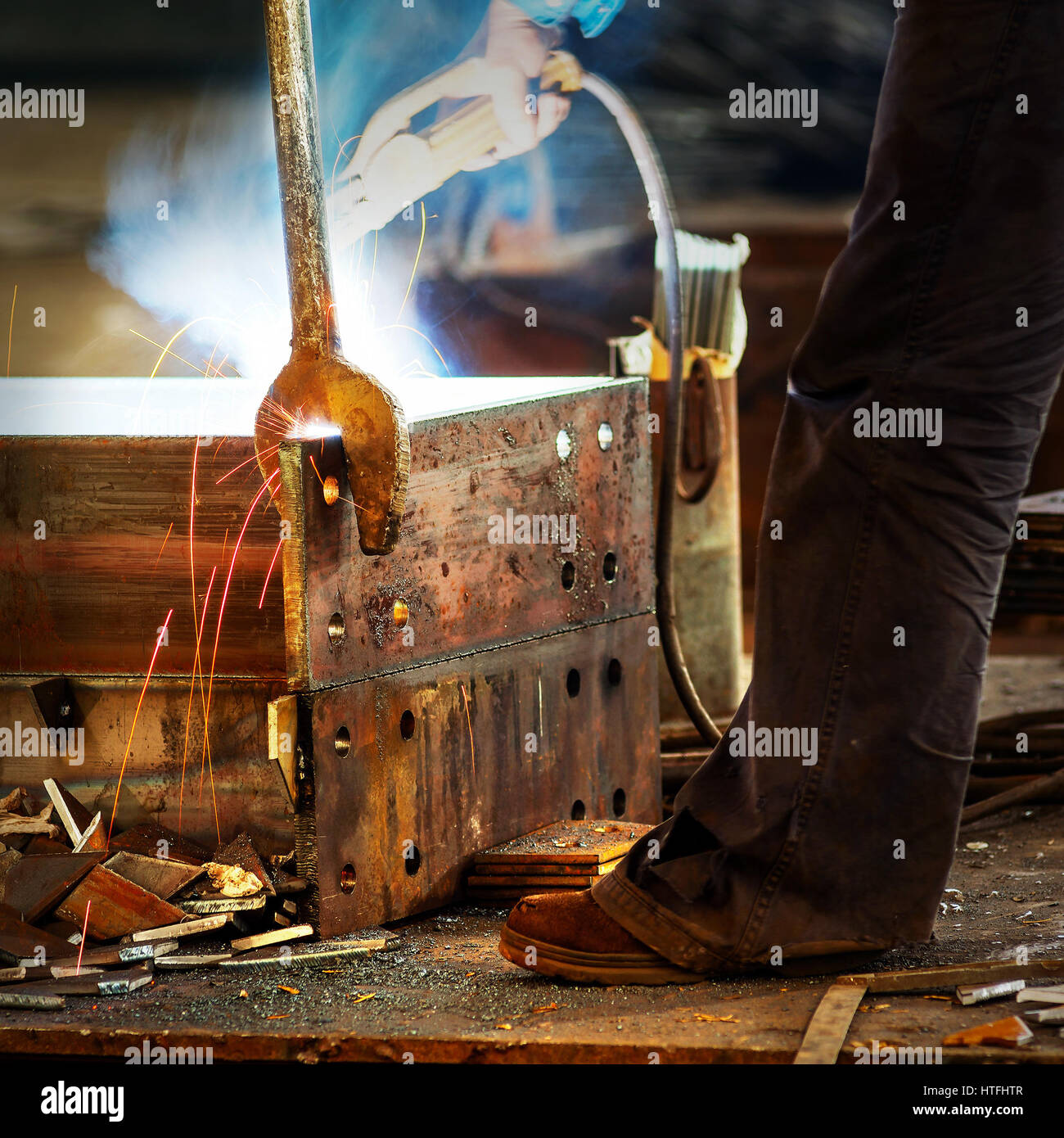 Operai al lavoro in corso l'operazione di saldatura. Foto Stock