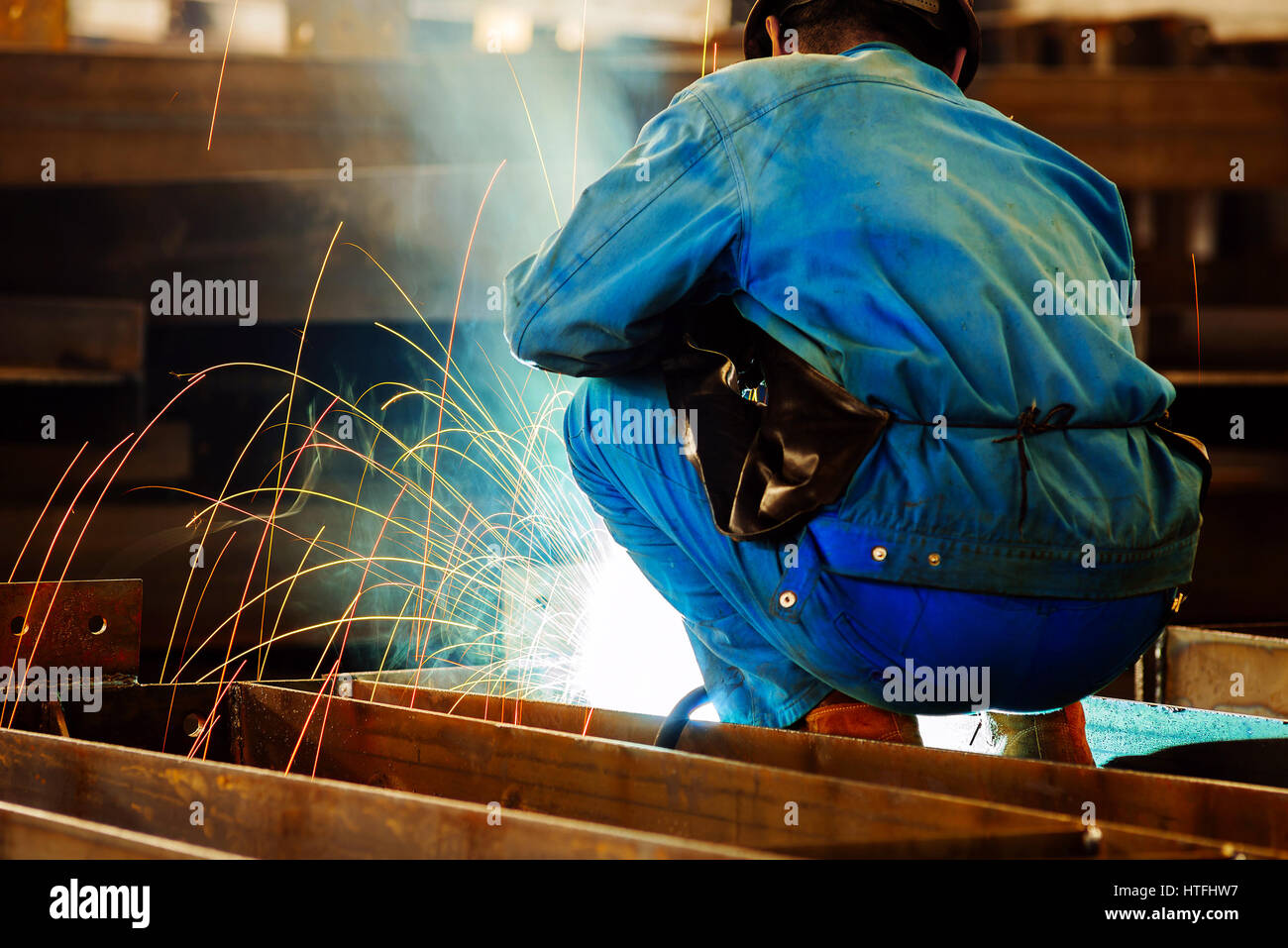 Operai al lavoro in corso l'operazione di saldatura. Foto Stock