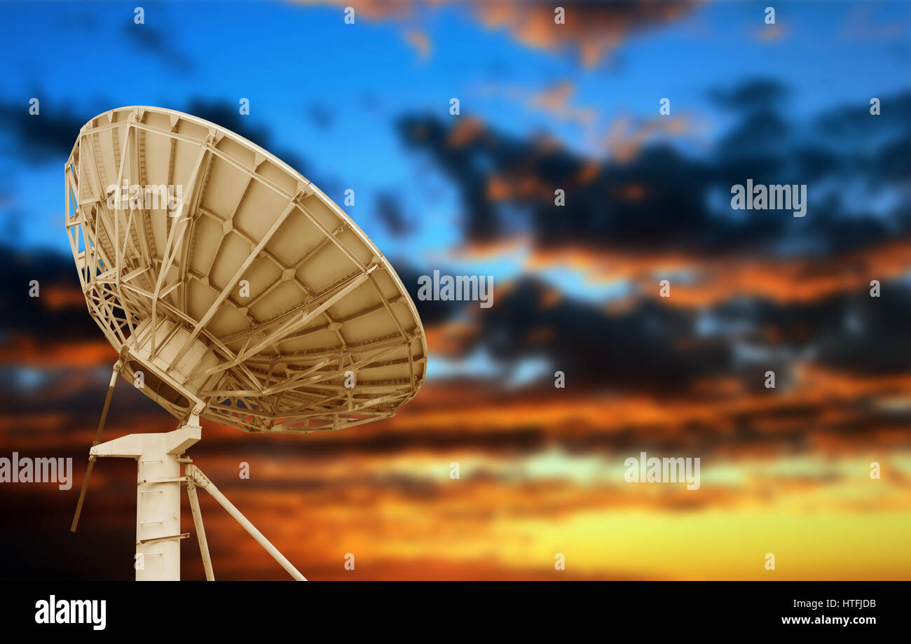 Grande antenna satellitare sotto twilight sfondo cielo Foto Stock