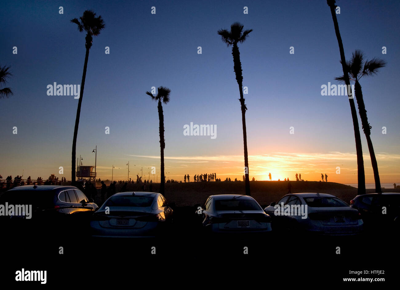 La gente a guardare il tramonto a Venice Beach in California Foto Stock