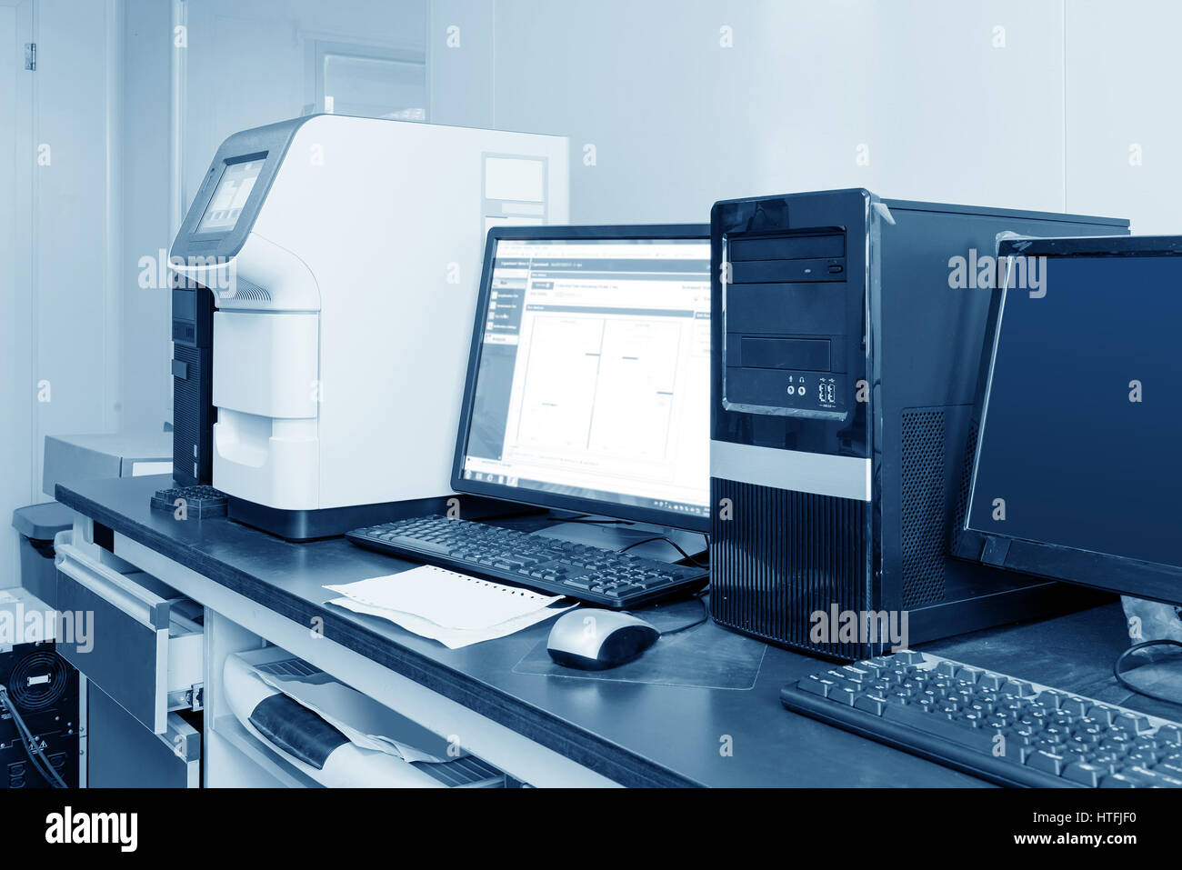 Laboratori ospedalieri, i computer e gli analizzatori di elettrolita. Foto Stock