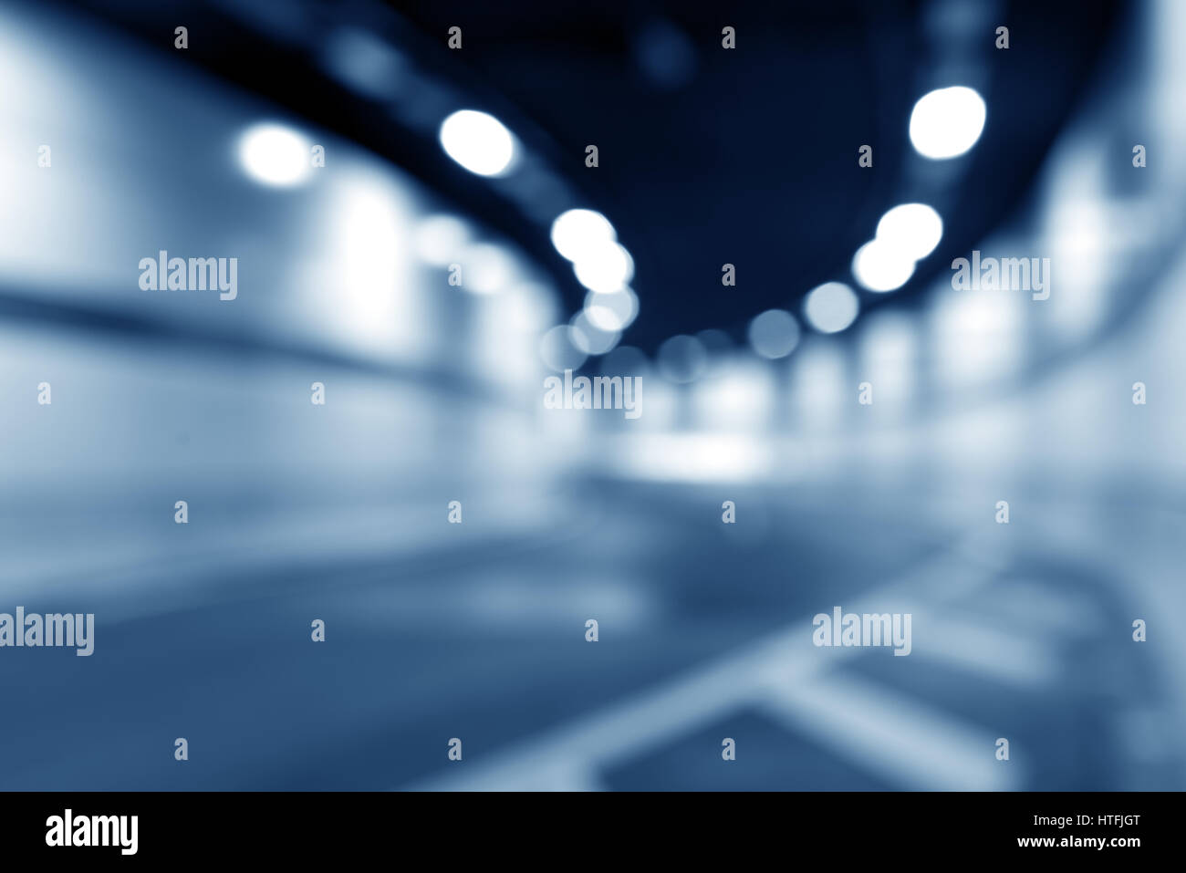 Interno di un tunnel urbano senza traffico da - luce bokeh di fondo Foto Stock