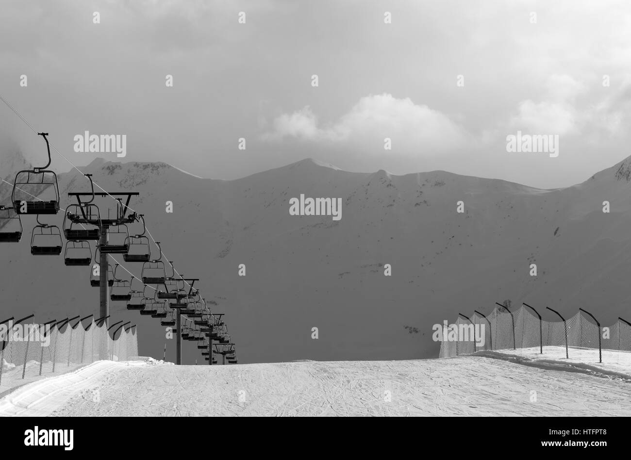 Visualizzazione bianco e nero sulla neve sci piste da sci e funivia. Montagne del Caucaso. La Georgia, regione Gudauri in serata. Foto Stock
