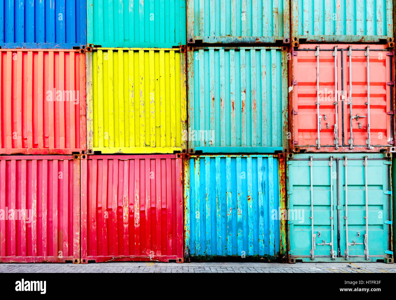 Pila di contenitori di carico al dock Foto Stock