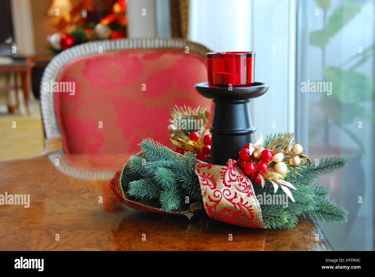 Splendido Natale portacandele display sul tavolo da pranzo Foto Stock