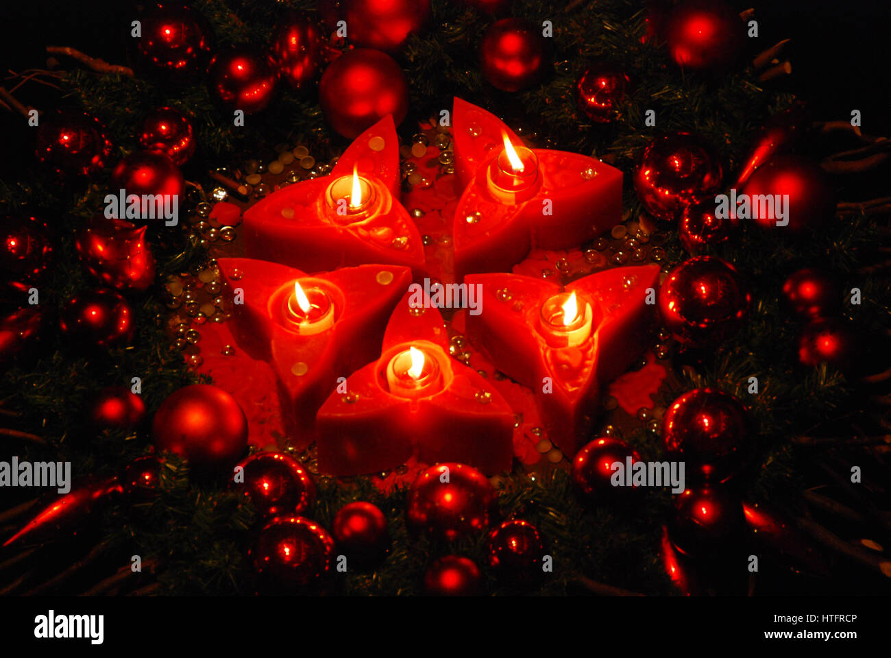 Il Natale porta candele impostazione - Bright, Candela, Celebrazione di Natale, Natale decorazione Foto Stock